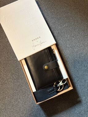 Andar Lo Black Leather Wallet with Strap